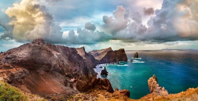 Paysage spectaculaire de Madère avec des sentiers de randonnée et la nature luxuriante