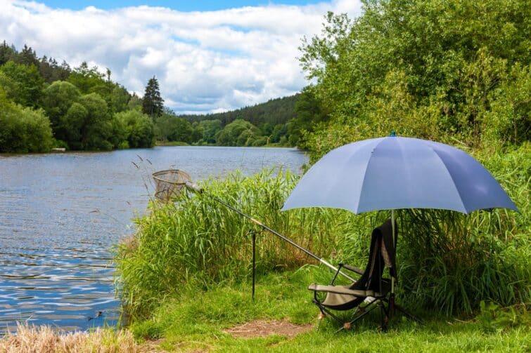 Pêcheur sur la rivière Vltava en République tchèque avec un cadre naturel paisible