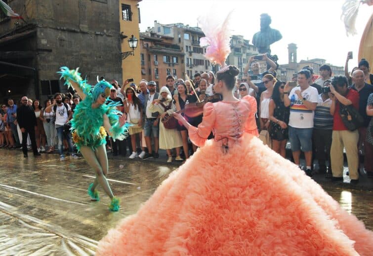 Performance artistique sur le Ponte Vecchio à Florence, Italie