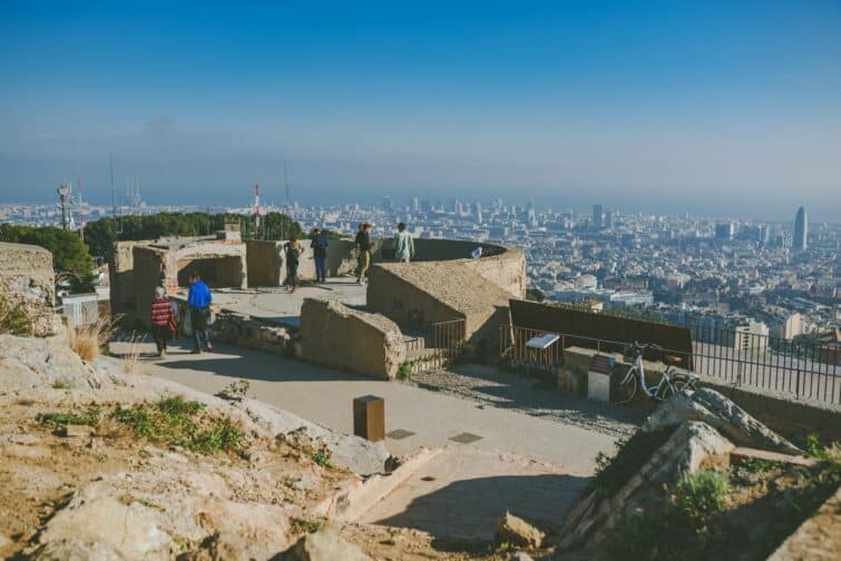 Personnes admirant la vue panoramique sur Barcelone depuis les Bunkers del Carmel, Espagne
