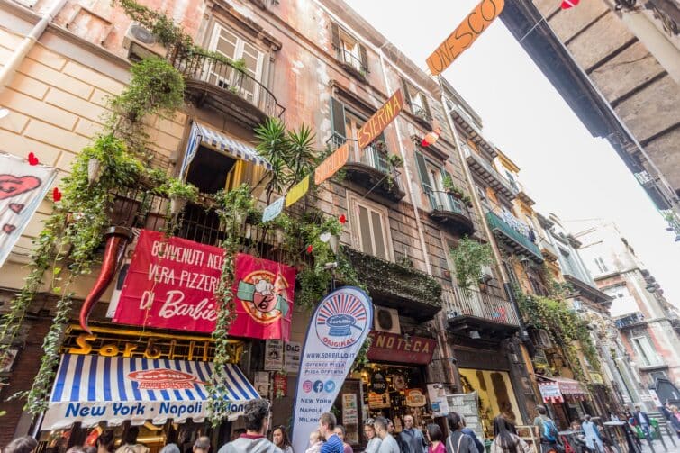 Personnes attendant à l'extérieur de la célèbre Pizzeria Sorbillo à Naples