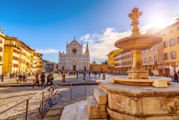 Piazza Santa Croce avec la basilique franciscaine à Florence en Italie