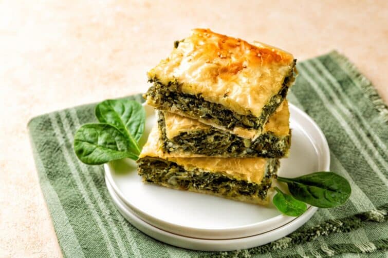 Pile de spanakopita, part de tarte fait maison, cuisine grecque