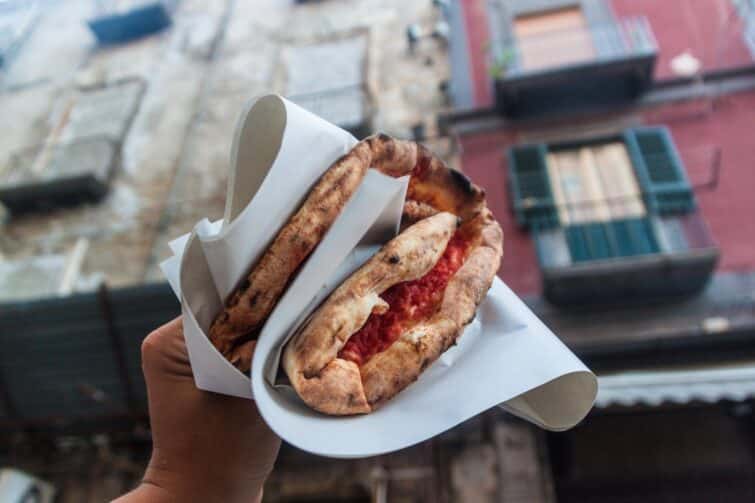 Pizza Margherita fraîchement préparée dans une rue de Naples