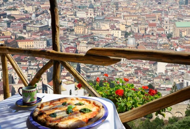 Pizza avec vue panoramique sur Naples, Italie
