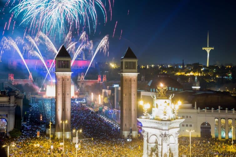 Plaça Espanya illuminée la nuit avec fontaines lors du Nouvel An à Barcelone, Quartier de l'Eixample