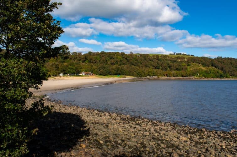 Plage de Aberdour Silver Sands avec sable fin et ciel nuageux