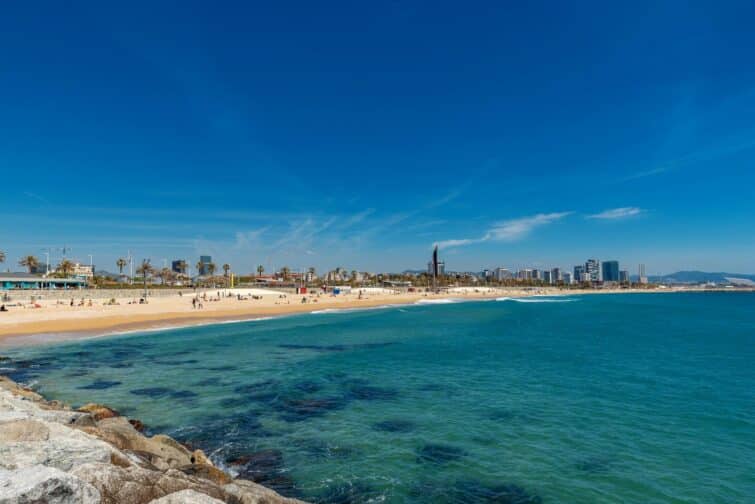 Plage de Bogatell à Barcelone avec sable doré et ciel clair