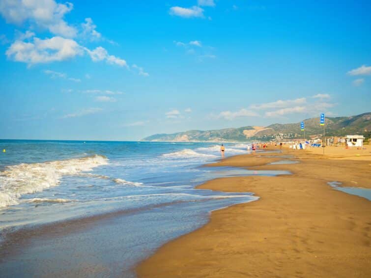 Plage de Castelldefels près de Barcelone un matin d'été