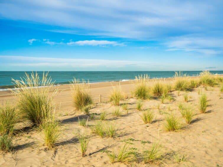 Plage de Gavà, une des plages de la côte de Barcelone, en journée ensoleillée avec ciel bleu et sable fin