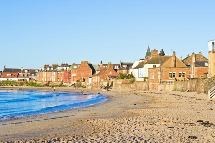 Plage de North Berwick, Écosse, au crépuscule avec des vagues douces et un ciel nuageux