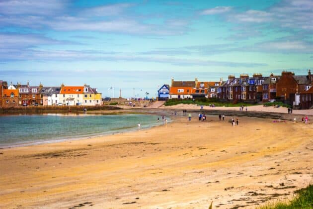 Plage de North Berwick, Écosse, en fin d'après-midi avec vue sur des rochers côtiers et la mer