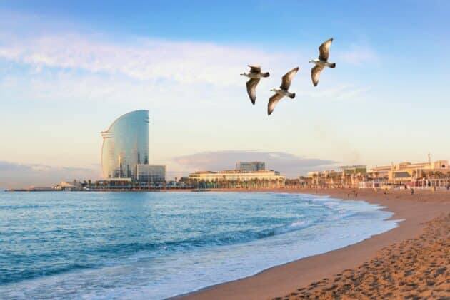 Plage de Sant Sebastià à l'aube, Barceloneta, près du centre-ville de Barcelone