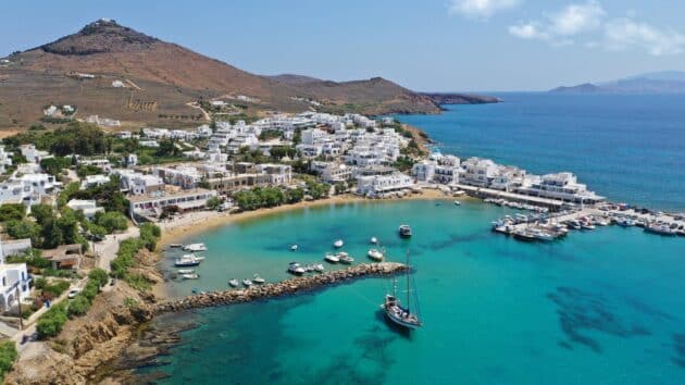 Plage et port de Paros, Cyclades, Grèce