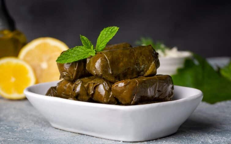 Plat de dolmades, feuilles de vigne farcies, cuisine méditerranéenne sur table en bois