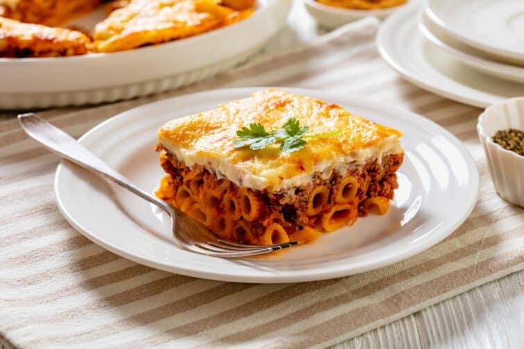 Plat de pastitsio grec avec penne, agneau haché et fromage râpé