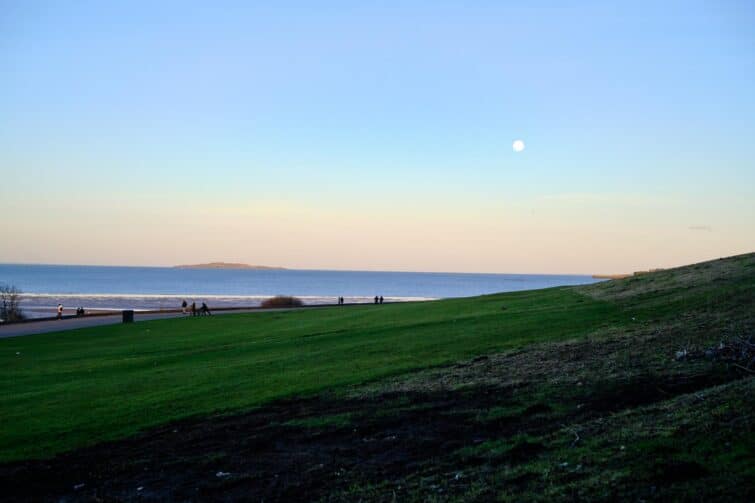 Pleine lune de février sur la plage de Cramond, Écosse