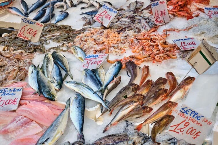 Poissons et fruits de mer frais à vendre au marché de Porta Nolana