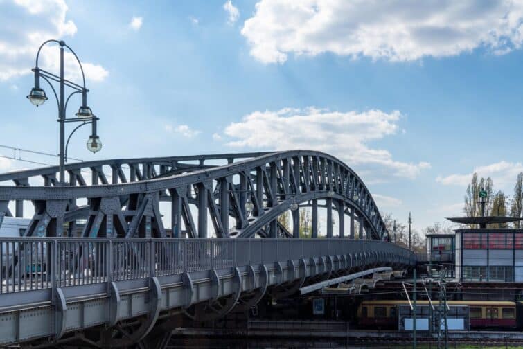 Pont Bösebrücke à Berlin, célèbre premier point de passage frontalier ouvert en 1989 lors de la chute du Mur de Berlin