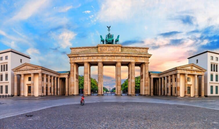 Porte de Brandebourg à Berlin lors d'un coucher de soleil panoramique