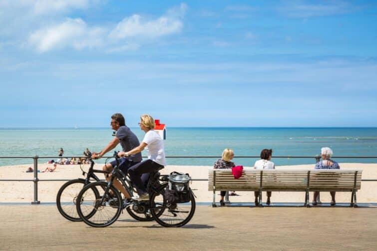 Promenade le long de la route du littoral de Bruges à Ostende, Belgique