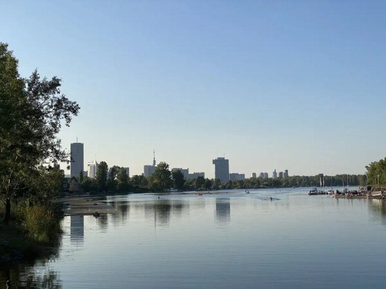 Randonnée paisible au bord du Vieux-Danube avec vue sur l'eau et la nature environnante