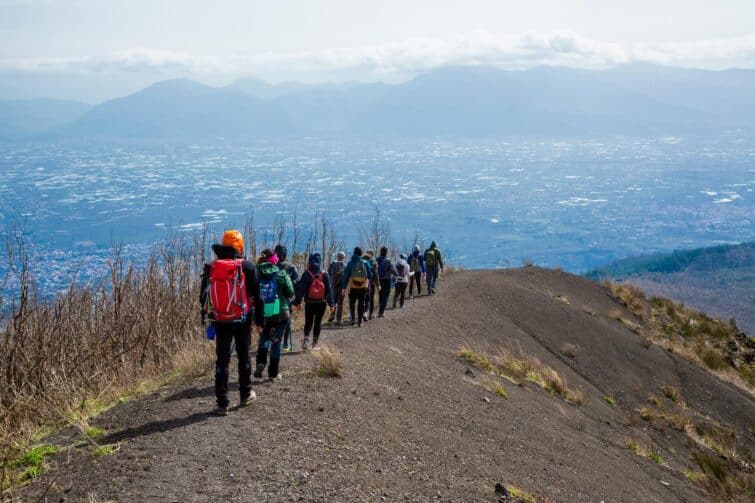 Randonnée sur le Monte Somma près de Naples, Italie, montrant des sentiers et des vues pittoresques