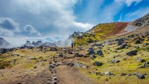 Randonneurs explorant les champs de lave colorés de Landmannalaugar en Islande