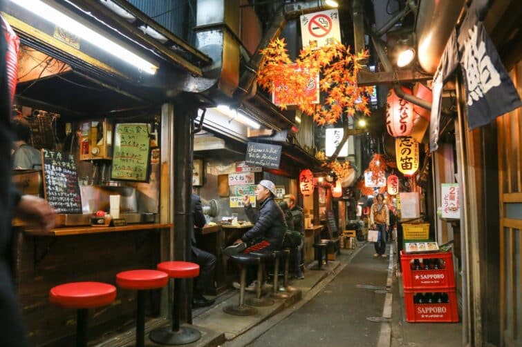 Ruelles étroites illuminées la nuit à Omoide Yokocho, Shinjuku, Tokyo, Japon, novembre 2016