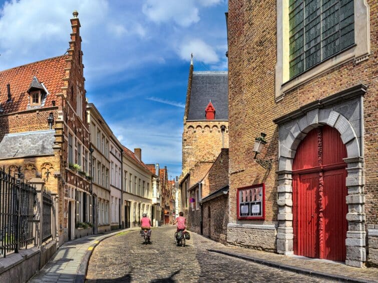 Rues anciennes de la ville de Bruges en Belgique avec des vélos