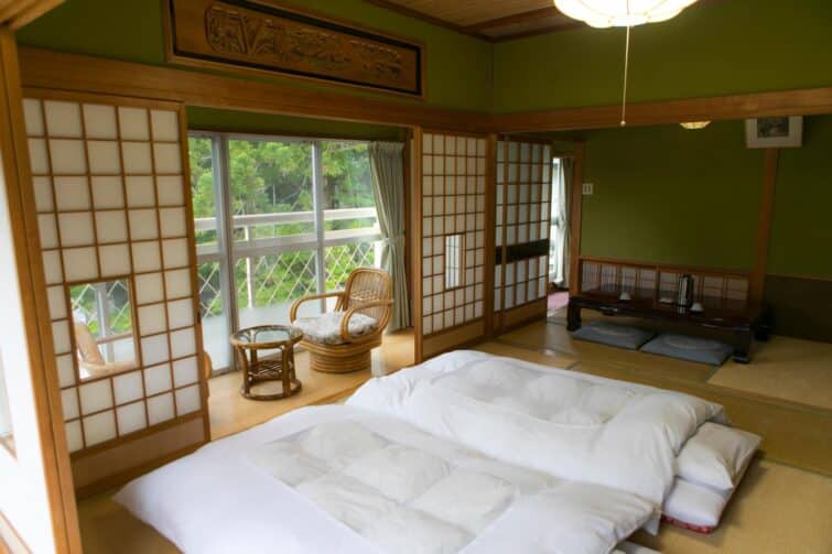 Ryokan, hébergement traditionnel japonais avec tatamis et décoration typique