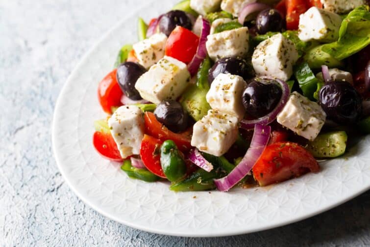 Salade grecque Choriatiki avec des légumes frais et du fromage feta sur une table