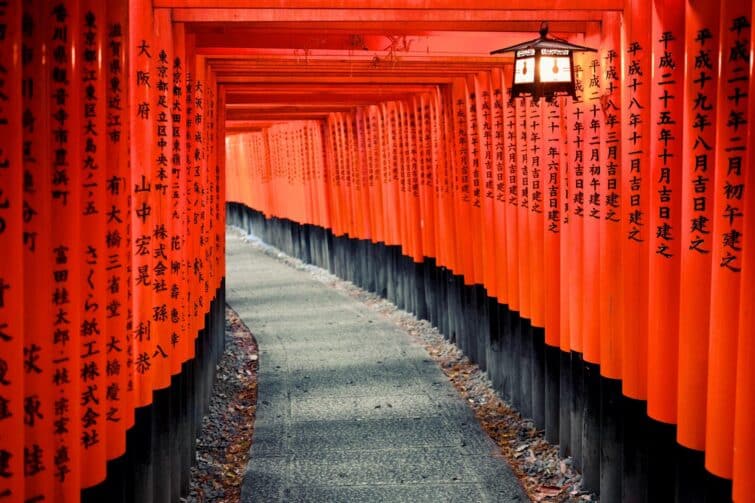 Sanctuaire Fushimi-Inari à Kyoto, Japon, montrant des rangées de portes torii rouges