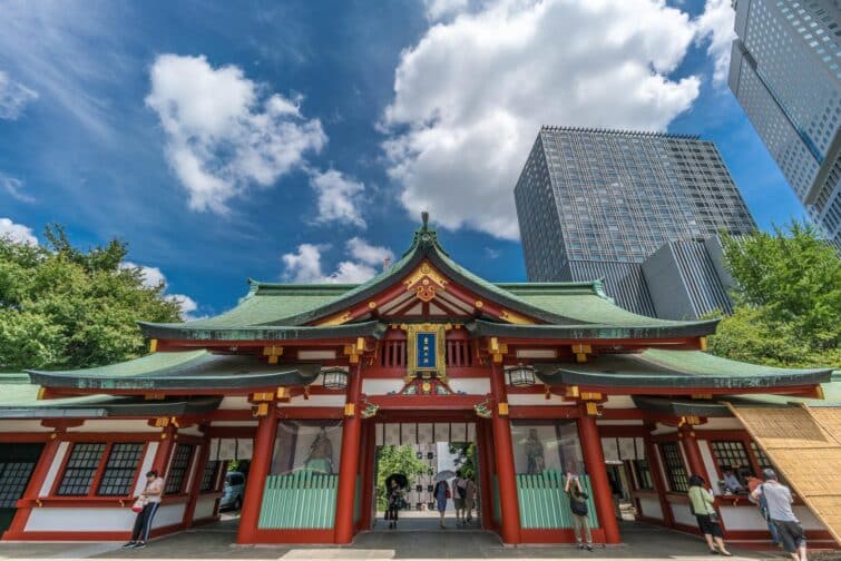 Sanctuaire Hie-jinja de style Gongen-zukuri illuminé la nuit à Tokyo