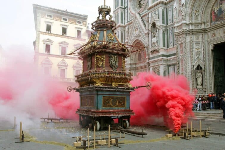 Scène traditionnelle du Scoppio del Carro à Florence, Italie, avec un chariot ancien et une foule lors de la célébration de Pâques