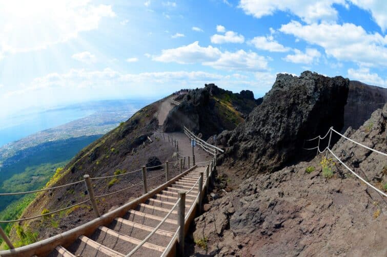 Sentier de randonnée le long du cratère du Vésuve à Naples