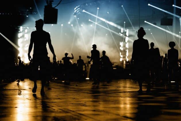 Spectateurs au Sónar Festival de Barcelone, ambiance nocturne en concert live