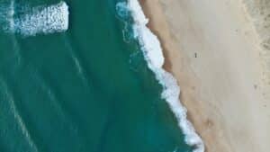 Surfeurs profitant du coucher de soleil à Hossegor, France