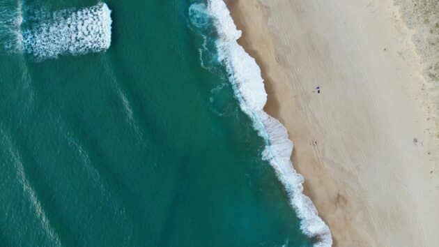 Surfeurs profitant du coucher de soleil à Hossegor, France