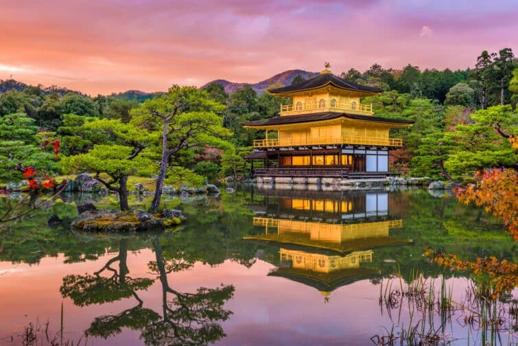 Temple Kinkaku-ji à Kyoto, Japon, reflété dans un lac entouré de verdure