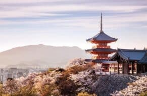 Temple Kiyomizu-dera à Kyoto lors de la saison des cerisiers en fleurs au coucher du soleil