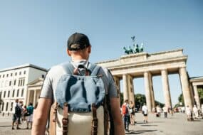 Touriste avec un sac à dos visitant Berlin en Allemagne