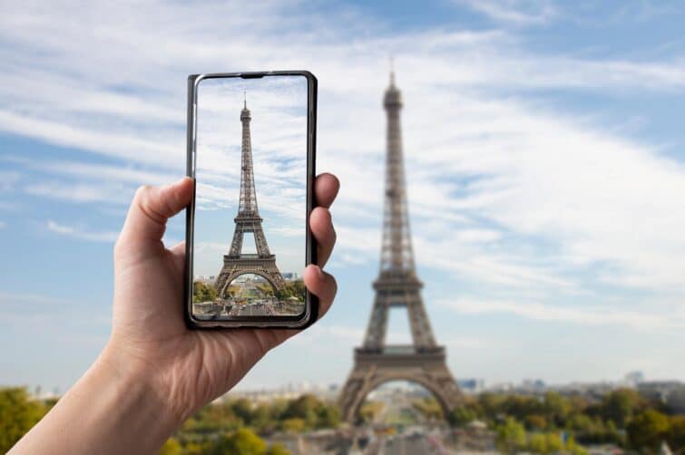Touriste prenant une photo de la Tour Eiffel à Paris