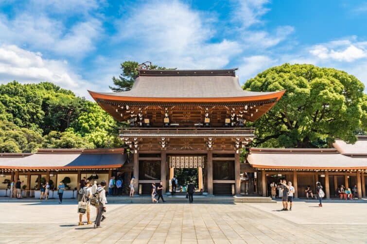 Touristes et visiteurs au sanctuaire Meiji Jingu à Tokyo, Japon