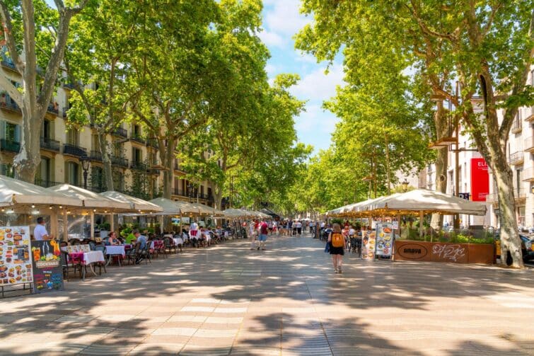 Touristes marchant sur La Rambla à Barcelone, Espagne, le 7 juin 2022