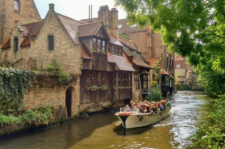 Touristes sur le canal médiéval à Bruges, Belgique