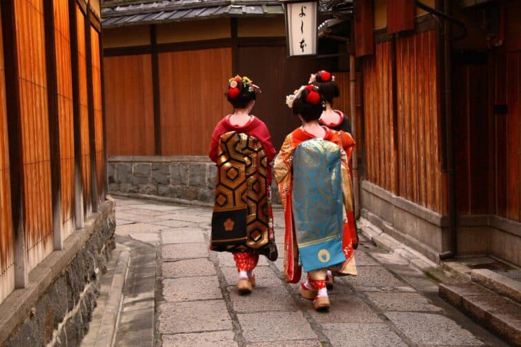 Trois geishas marchant dans une rue de Gion, Kyoto