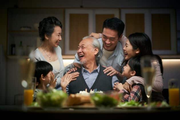 Trois générations de famille asiatique célébrant ensemble, concept d'Ikigai, longévité et bonheur, Okinawa Japon