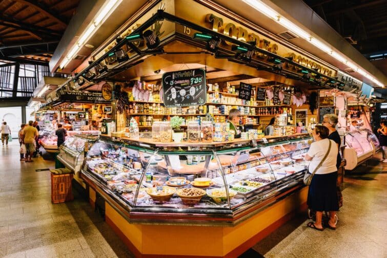 Vendeurs et étals colorés au Mercado de Santa Caterina à Barcelone, Espagne