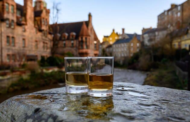 Verre de whisky single malt à Édimbourg, illustration de la culture du whisky écossais